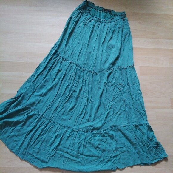 $8⃣DOLLARS>>>Sm/med SAGE green gypsies skirt - Picture 1 of 3